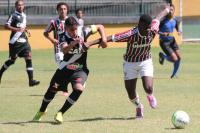 Capito Joo Bernardo disputa bola com atacante rival