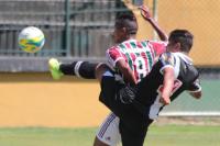 Ruan disputa bola com atacante do Fluminense