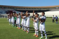 Jogadores sadam torcida durante entrada em campo