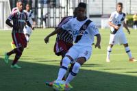 Douglas Luiz vence disputa com atleta do Fluminense