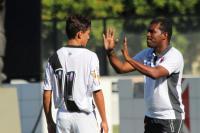 Tcnico Cssio orienta o meia Matheus Pet