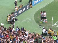 Jogadores comemoram gol de Kleber