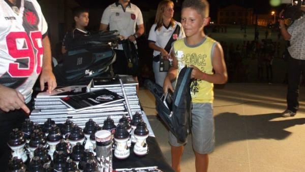 Um a um, as crianas recebem os kits do Vasco em premiao ao bom desempenho escolar