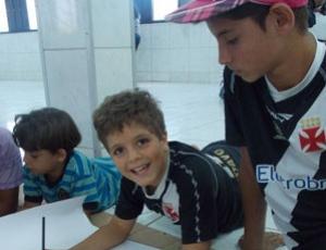 No projeto, as crianas aprendem desde cedo que o verdadeiro torcedor do Vasco da Gama  de paz 