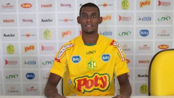 O jogador Ernani, ao ser apresentado no Esporte Clube Mamor