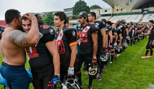 Romulo Ramos (de bon)  atleta do Vasco Patriotas e joga futebol americano h 12 anos