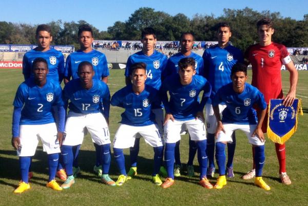 Evander (segundo em p) e Andrey (nmero 7) balanaram as redes