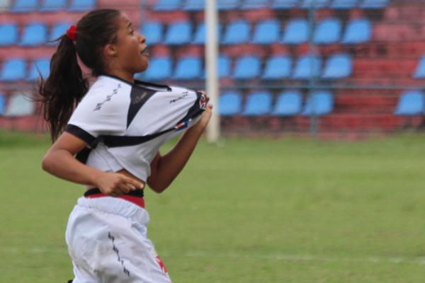 Letcia beijou cruz de malta aps inaugurar o placar em Bonsucesso