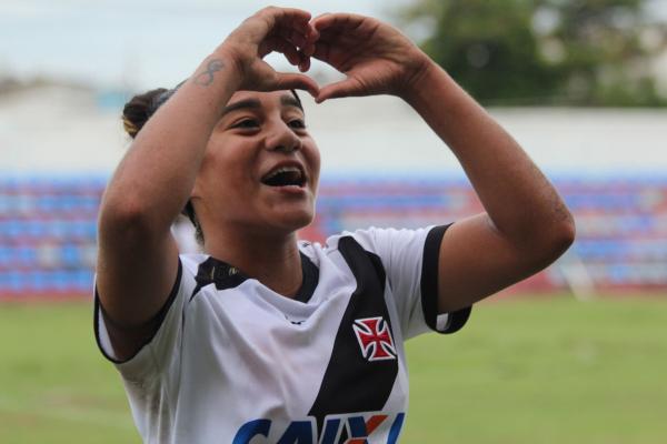 Las Veloso dedicou para a famlia os dois gols marcados