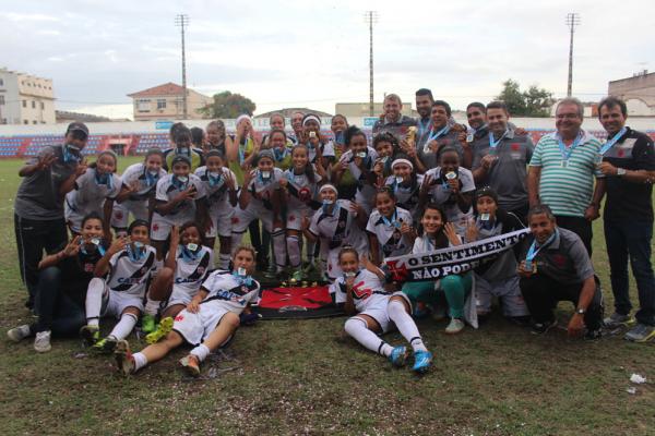 Meninas da Colina festejam ttulo aps o trmino do clssico