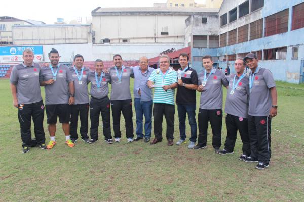 Membros da diretoria e da comisso tcnica posam com a taa do Estadual