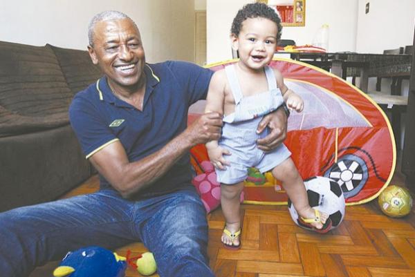 Csar brinca com o filho Bernardo, seu xod.