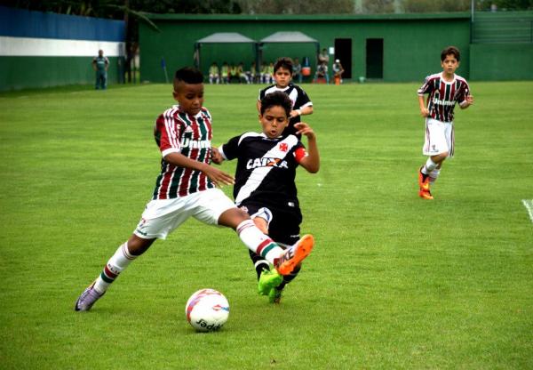 Jogo foi bastante movimentado no Estádio Nivaldo Pereira