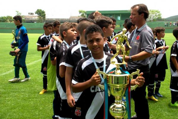 Juan Batata mostra taa da Copa Light com orgulho