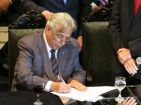 Eurico assina o termo de posse como novo presidente do Vasco da Gama