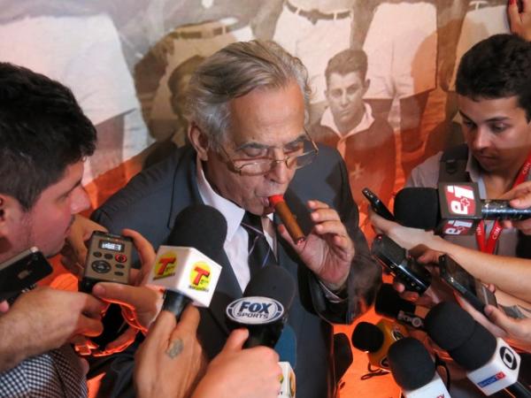 Rodeado por jornalistas, Eurico acende o charuto antes da primeira entrevista aps a posse