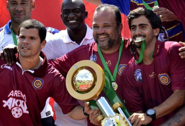 Carlos Gandola (ao centro) est  frente dos projetos de futsal do Vasco
