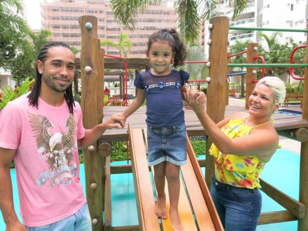 Everton sorri ao lado da filha Sofie e da da esposa Neiva: confiana total em voltar aos gramados