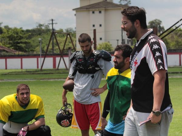 Atletas escutam as orientaes do tcnico Gabriel Mendes