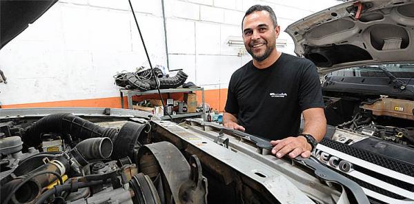 Sandro Barbosa toca a oficina para poder se sustentar. Para no perder o contato com a bola, defende equipe de Nova Lima
