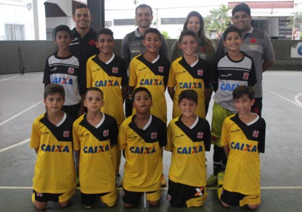 Garotada do Sub-11 durante treinamento em So Janurio