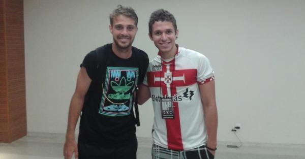 Luiz de Orobó ao lado do meia Maxi Rodríguez no dia que 'invadiu' o vestiário do Vasco