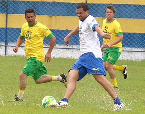 Ex-atacante Marcel, de branco,  observado por Negri, de amarelo, no jogo beneficente