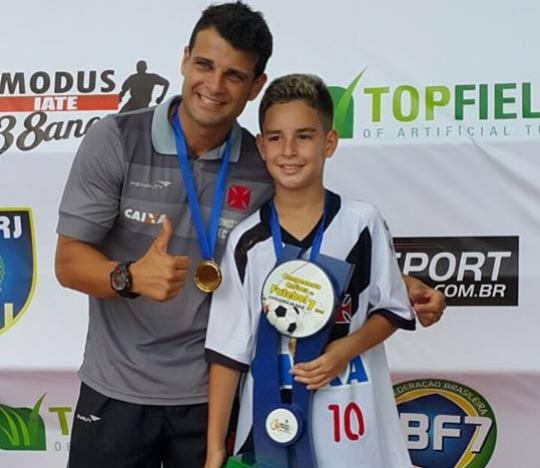 Treinador Michael Saint Clair ao lado do artilheiro Agner Moura