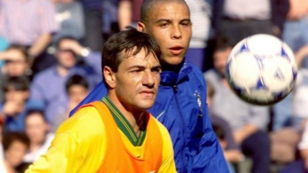 O ento volante Doriva treina na Copa do Mundo de 98