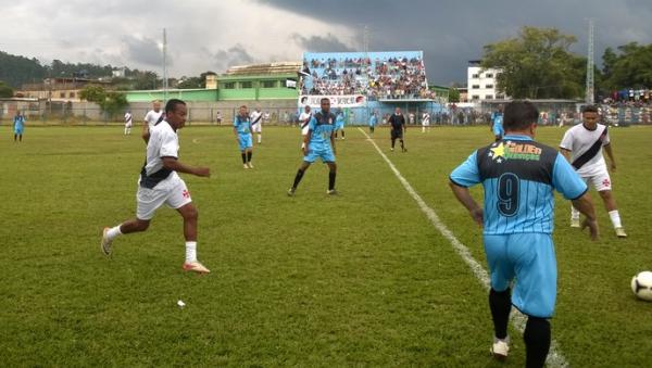 Pimentel ( esquerda) em jogo dos Masters do Vasco em Juiz de Fora (MG)