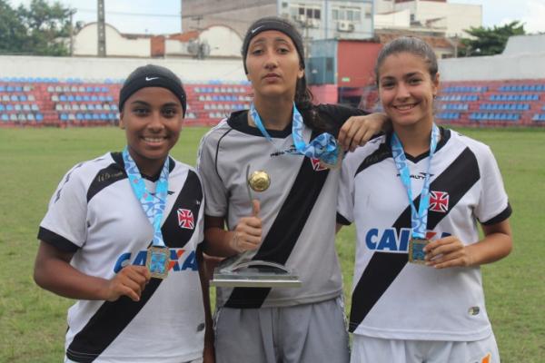 Rayane, Jully e Angelina posam com trofu do Estadual