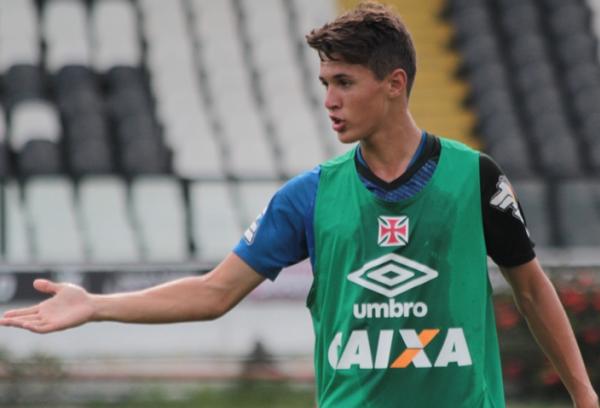 Matheus Pet durante treinamento da categoria sub-20