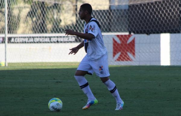 Matheus Souza em ao com a camisa do Vasco em So Janurio