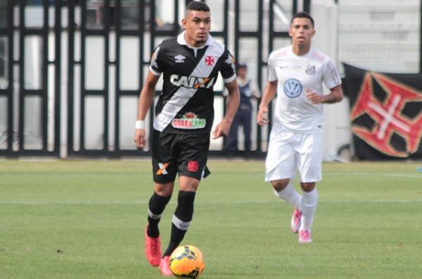 A boa sada de bola  uma das armas do volante capixaba