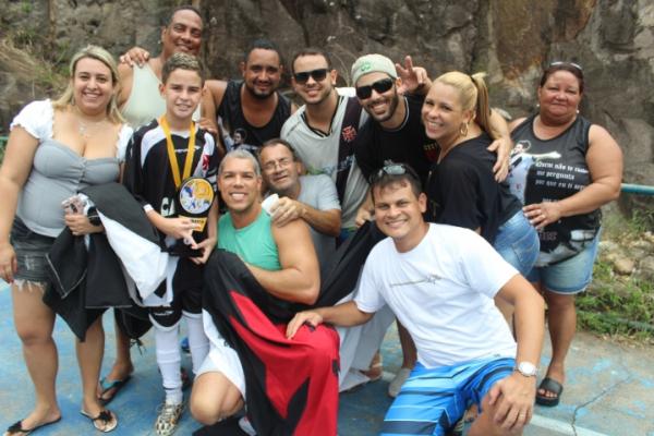 Artilheiro Agner posa para foto com seus familiares