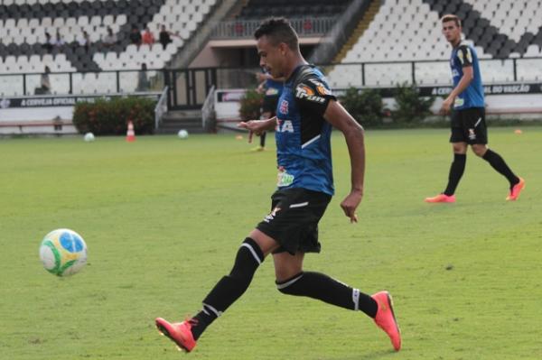 Mrcio durante treinamento do sub-20 em So Janurio