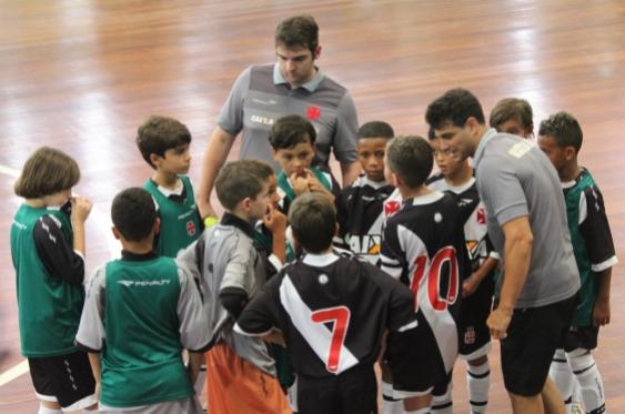 Michael Saint Clair orienta jogadores do sub-09