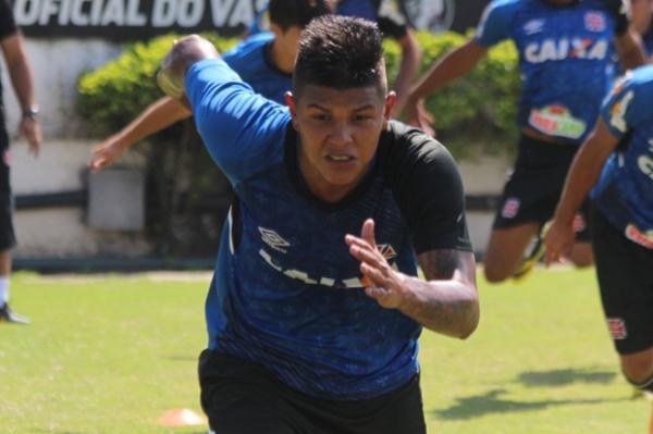 Daniel suando a camisa durante treinamento em So Janurio