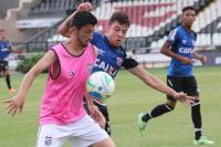 Renato Kayzer disputa bola com jogador rival