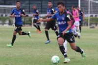 Evander levando a melhor em cima dos defensores do So Cristvo