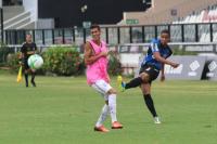 Matheus Souza cruzando a bola para a rea