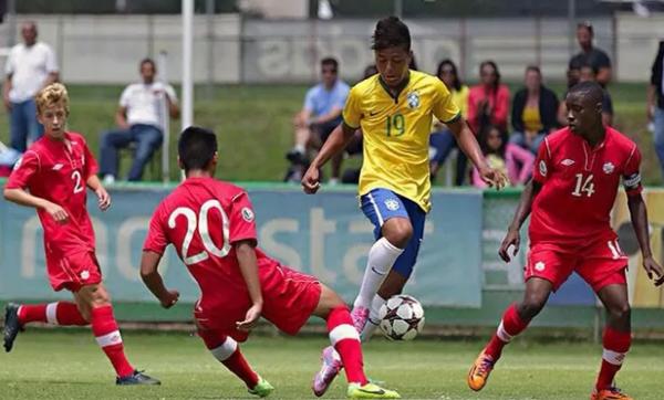 Com 26 gols, Evander, joia do Vasco, foi o principal artilheiro da Seleo Brasileira em 2014, considerando todas categorias