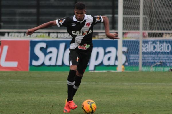 Natural da Bahia, zagueiro defende o Gigante da Colina desde 2009