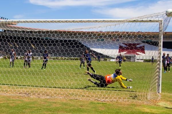 Evander marcou de pnalti o nico gol vascano