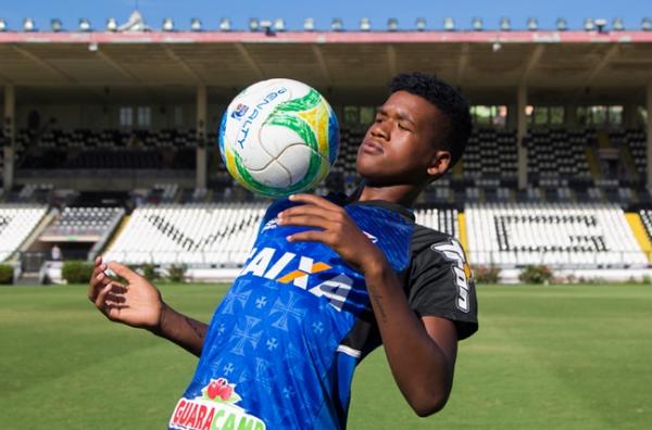 Alan mostra sua habilidade no gramado do Caldeiro
