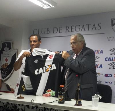 Eurico apresenta Marcinho como novo reforo