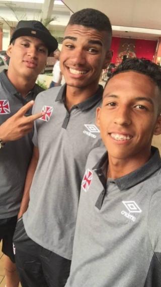 Gabriel Flix, Yuri Duarte e Caio Monteiro posam para 