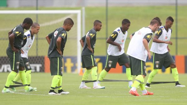 Lorran (3 da esquerda para a direita) e Thalles (5)