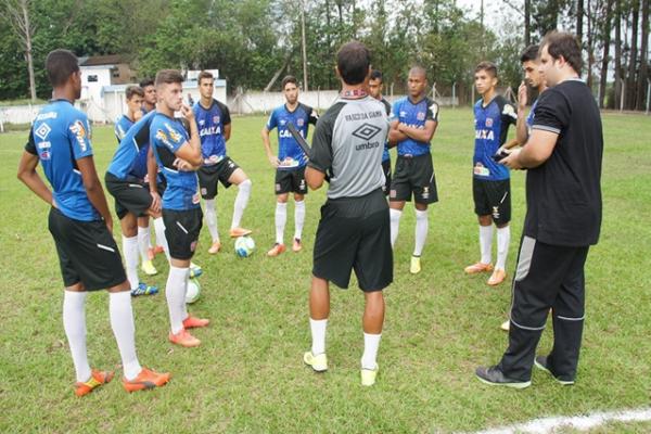 Treinador vascano orientando atletas durante o treinamento