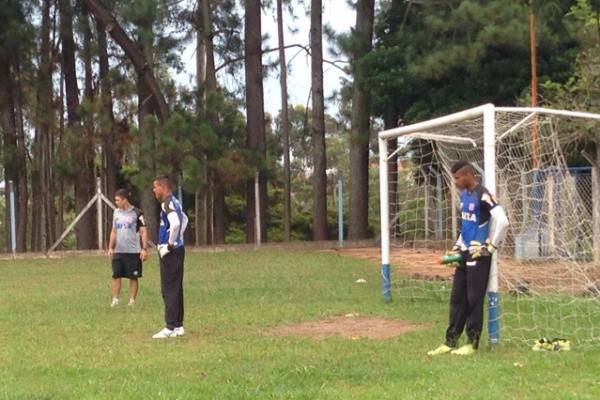 Goleiros trabalharam com o preparador Diogo Calhau